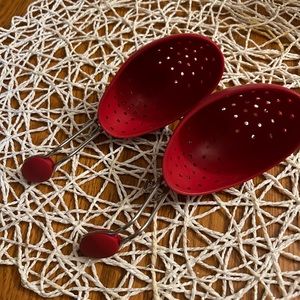 Neoprene egg, poachers that sit on the edge of the pan